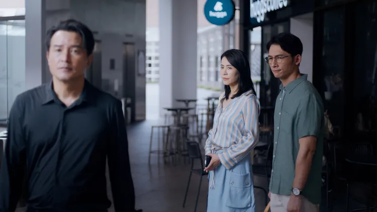 温昇豪（右起）劇中愛慕宣萱，左為李銘順。三立提供