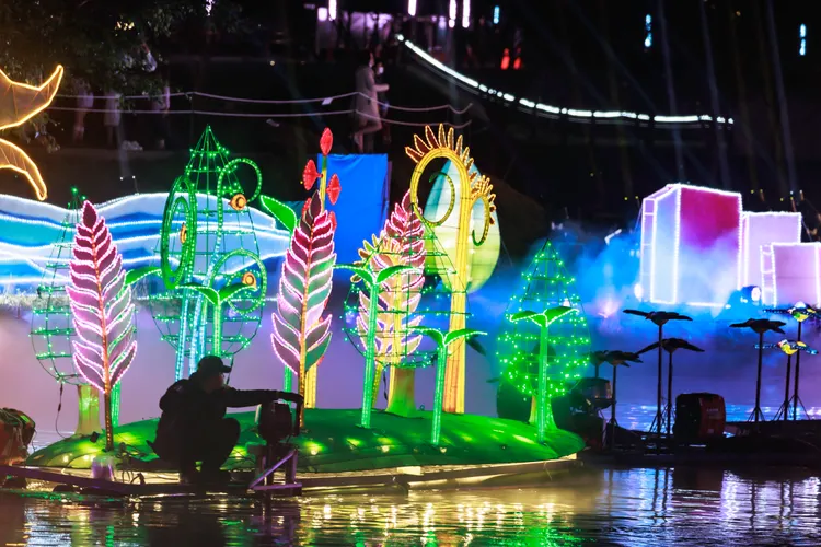 主燈區水上載具「水上綠林」。市府提供