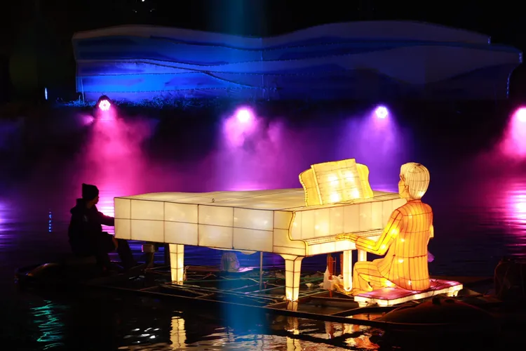 水上載具「水上鋼琴師」行駛於主燈區。市府提供