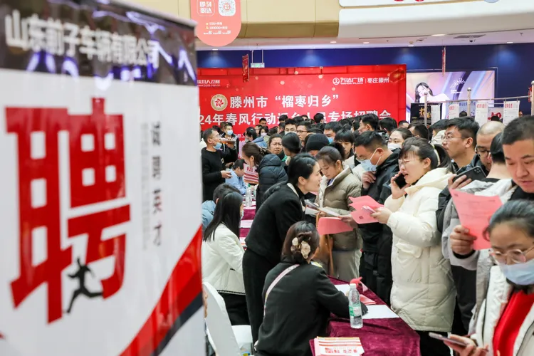 本月15日山東滕州市一場「春風行動」招聘會。新華社