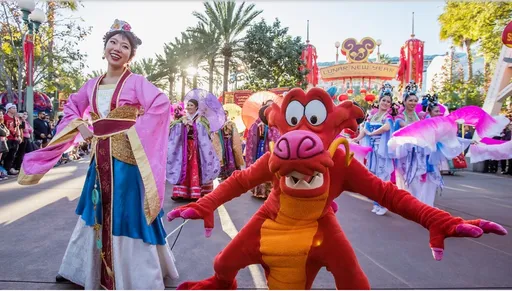 美國加州迪士尼樂園迎龍年 米奇米妮紅袍加身拜大年