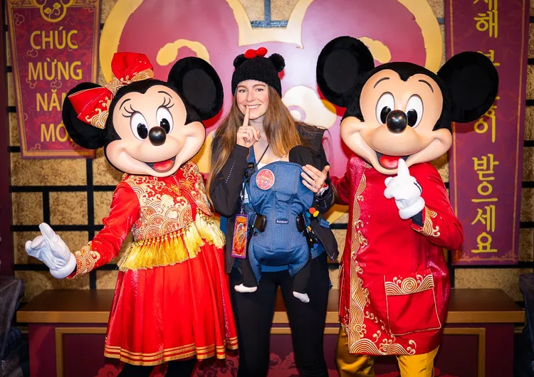 米奇米妮的金色刺繡大紅新裝出自中國設計師之手，十分喜氣。翻攝disneytouristblog.com