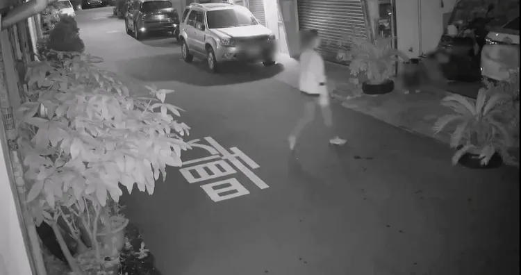 蕭男直接闖進被害人住處車庫，將車子開走。民眾提供