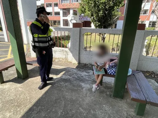 女童放學等不到爸!原來是睡過頭 警叩起床5分鐘火速現身