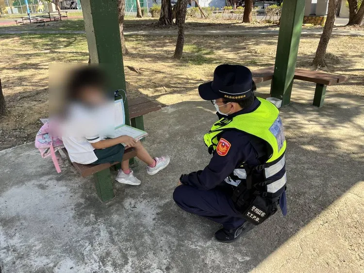 女童放學等不到爸，警方關切。翻攝臉書「屏東縣政府警察局恆春分局」