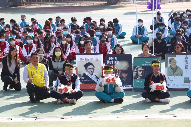 家長會獻上象徵圓滿和高中的「桂圓糕」和「粽子」。校方提供