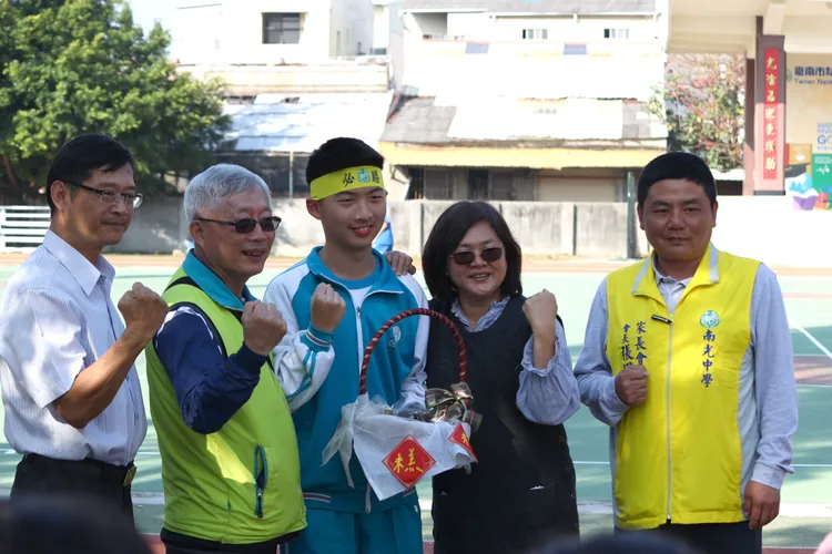 家長會獻上祝福。校方提供