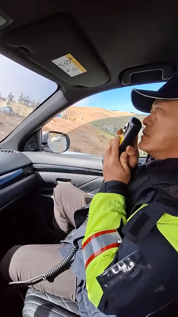 翠峰派出所所長張勝華以大聲公勸導遊客，喊到都燒聲了，還是有人不理會。警方提供