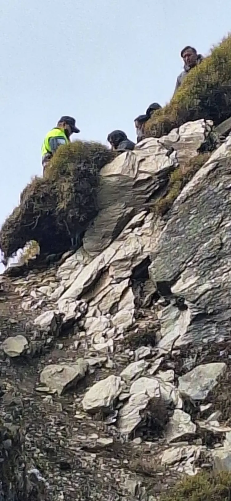 民眾爬上山壁拍照相當危險。警方提供