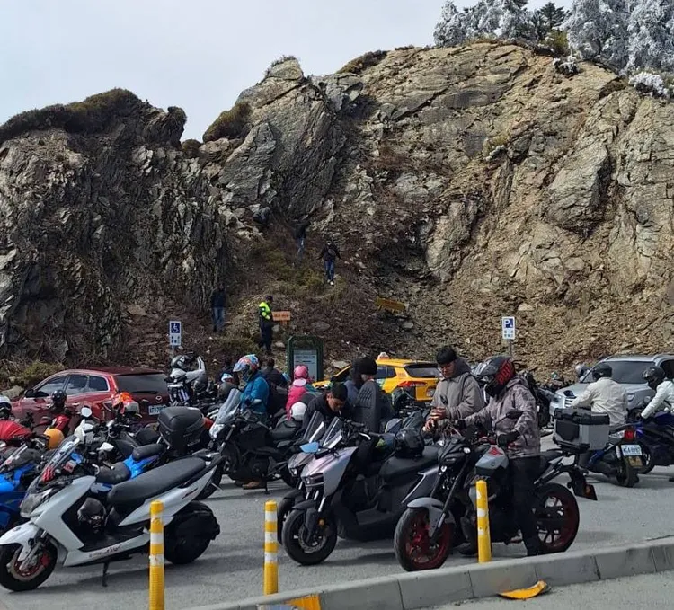 合歡山武嶺春節期間湧入大批遊客。警方提供