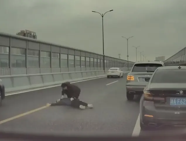 BMW車主被殺傷放倒在地，賓利男持續對他猛力痛毆、掌摑。翻攝自微博