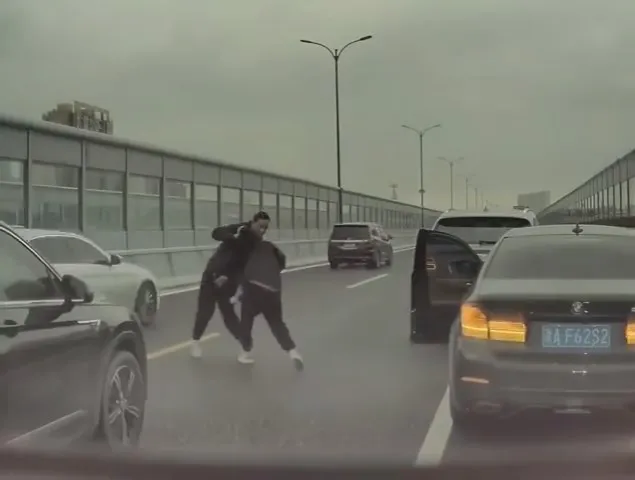 矮壯賓利男（右）持刀猛刺BMW車主腿部、身軀。翻攝自微博