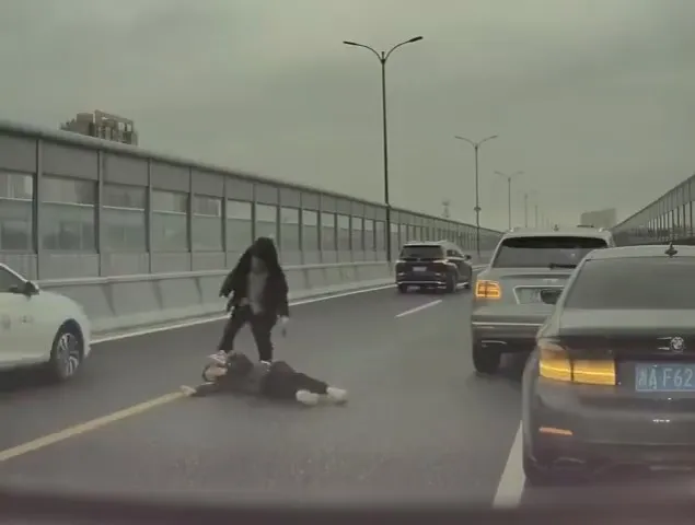 賓利男不斷猛踹BMW車主頭部。翻攝自微博