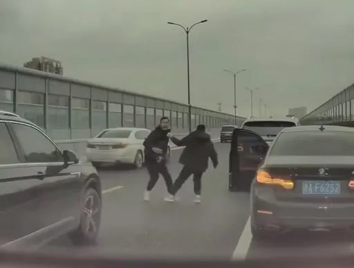 兇殘片|賓利男逼車捅刀BMW駕駛 拔走行車記錄器!惡行全網追緝