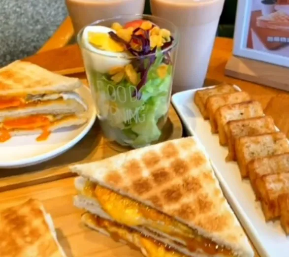 台中〈土木公社炭烤土司〉復興店，老宅風格環境舒適。TikTok：littlegirl_eatfood / IG：littlegirl_eatfood 提供