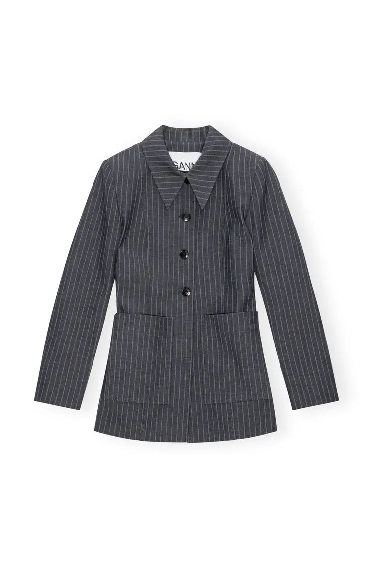 條紋西裝外套，1萬3800元。品牌提供