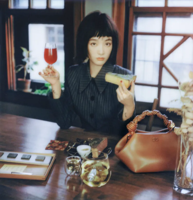 王淨穿著條紋西裝外套。品牌提供