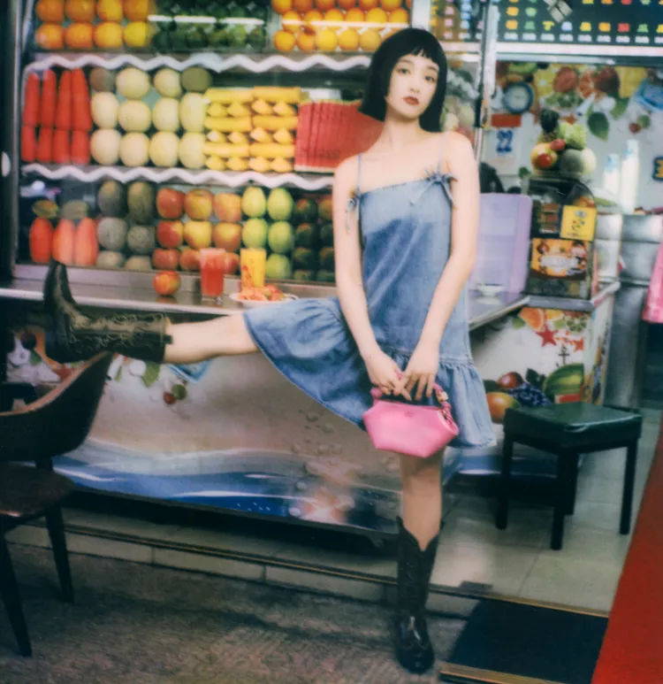 王淨換上荷葉邊吊帶牛仔洋裝。品牌提供