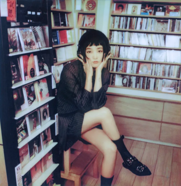 王淨在被稱為獨立音樂綠洲的小白兔唱片中拍攝形象照。品牌提供