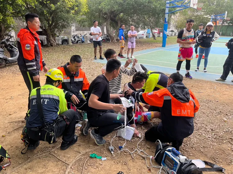 警消救護後，移工可坐起身。新竹縣消防局提供