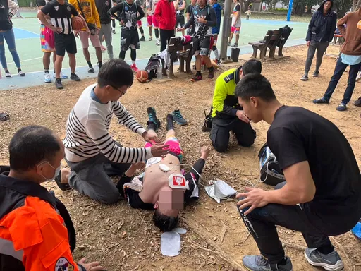 移工籃球賽場突倒地　自主訓練中消防員分工合作救命