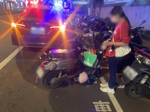 妙齡女電動自行車鑰匙反鎖車廂　中壢警化身工具人救援