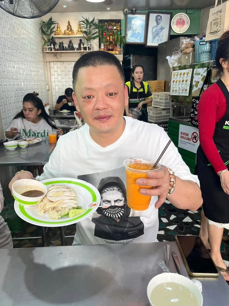 網紅肥大叔員工旅遊發生車禍。取自肥大叔臉書