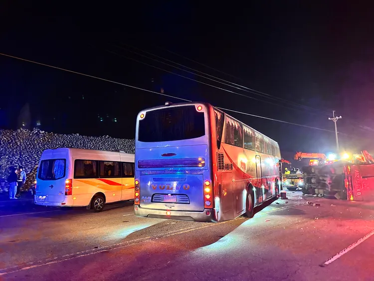 台中大甲發生遊覽車與貨車相撞事故。取自記者爆料網