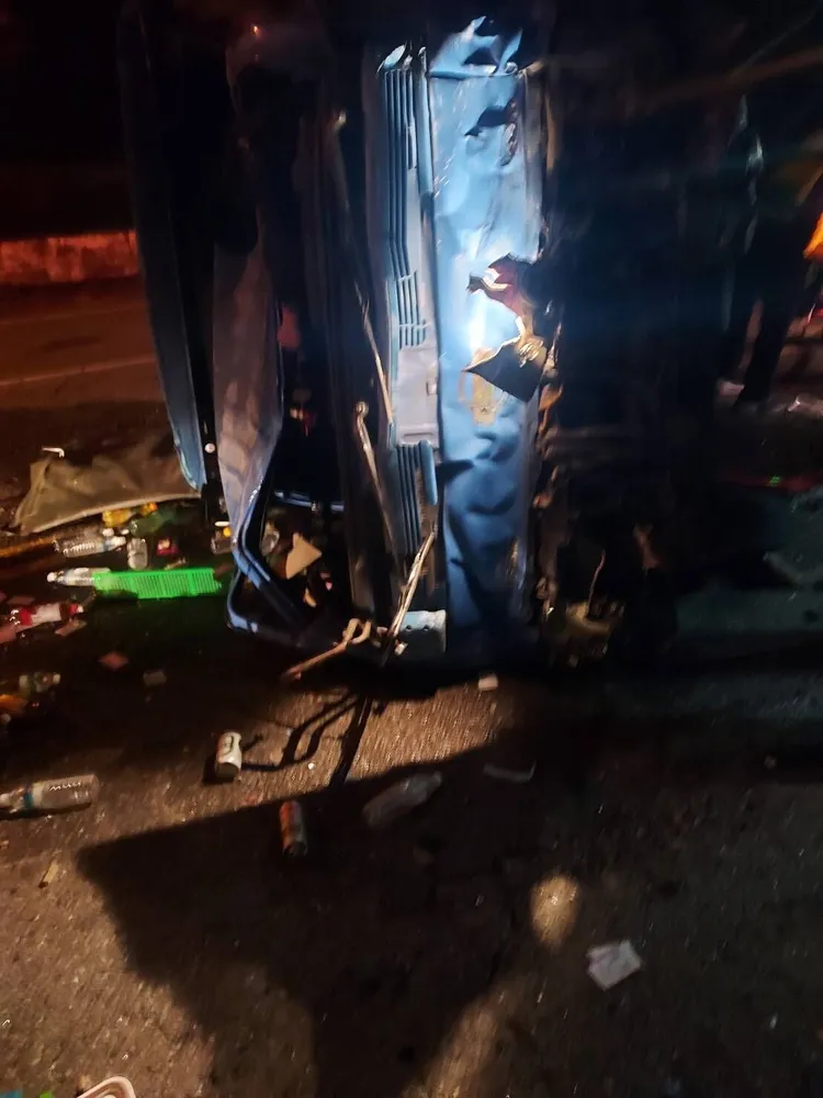 肥大叔指稱，逆撞翻覆的小貨車上，整車都是保力達酒精味道，散落物中似乎有易開罐啤酒。民眾提供