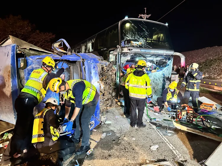 肥大叔員旅車禍現場一片狼藉。翻攝自記者爆料網