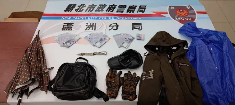 何嫌犯案用的工具、變裝的雨衣、雨傘。警方提供