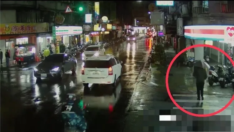 何嫌動手行搶前畫面。警方提供