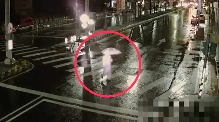 何嫌犯案後故意穿雨衣雨傘逃逸來掩飾。警方提供