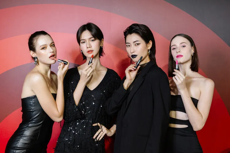 M.A.C推出全新40色選MACximal極自我柔霧唇膏，各820元。品牌提供