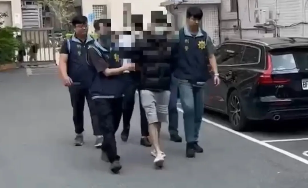 拍攝「假車手」取款影片的2人，遭到警方移送法辦。翻攝畫面