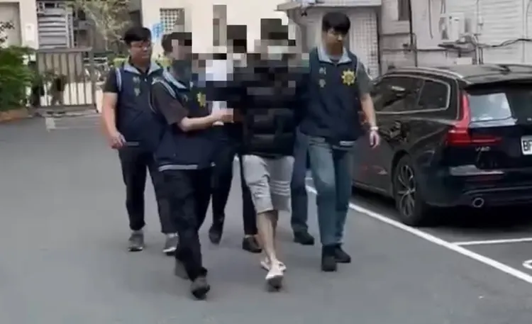 拍攝「假車手」取款影片的2人，遭到警方移送法辦。翻攝畫面