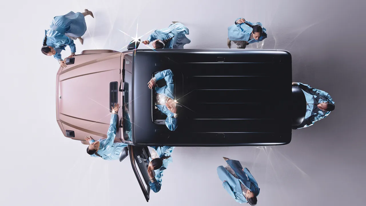 G-Class STRONGER THAN DIAMONDS Edition外观搭配消光花梨木粉专属车色。原厂照片