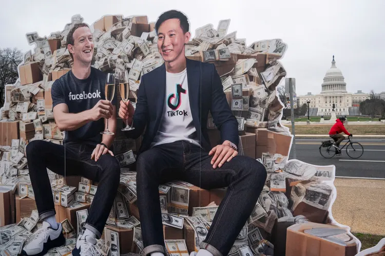 聽證會前華府出現抗議周受資（右）、薩克柏未盡責保護兒童網路安全的裝置。路透社