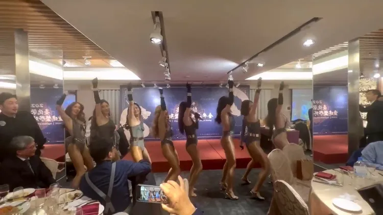 榮總忘年會8名舞者一字排開，肢體律動氣勢驚人。翻攝自臉書「爆廢1公社」