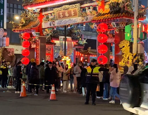 民眾大排長龍參拜!桃警加派警力疏導交通 景福宮勞警送暖