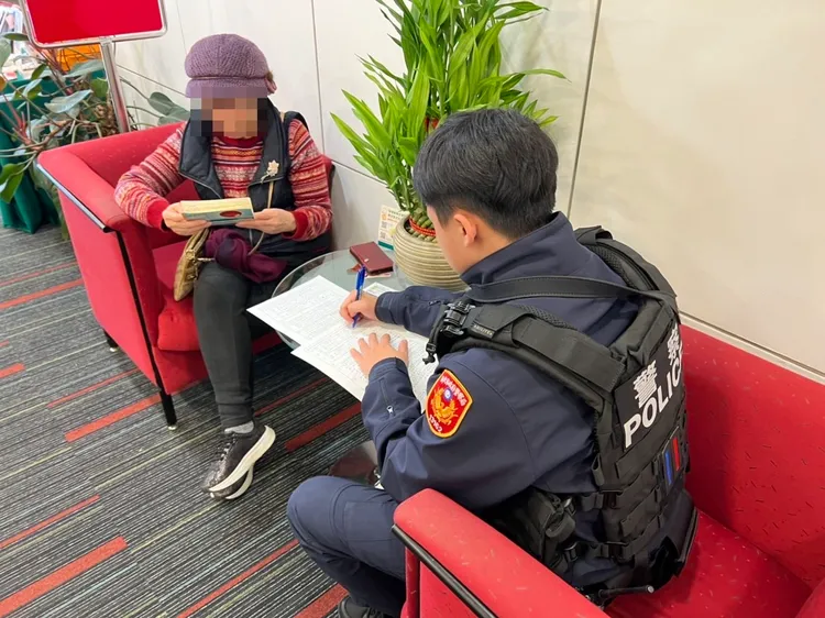 汐止警上月共攔阻84萬5000元款項。翻攝畫面