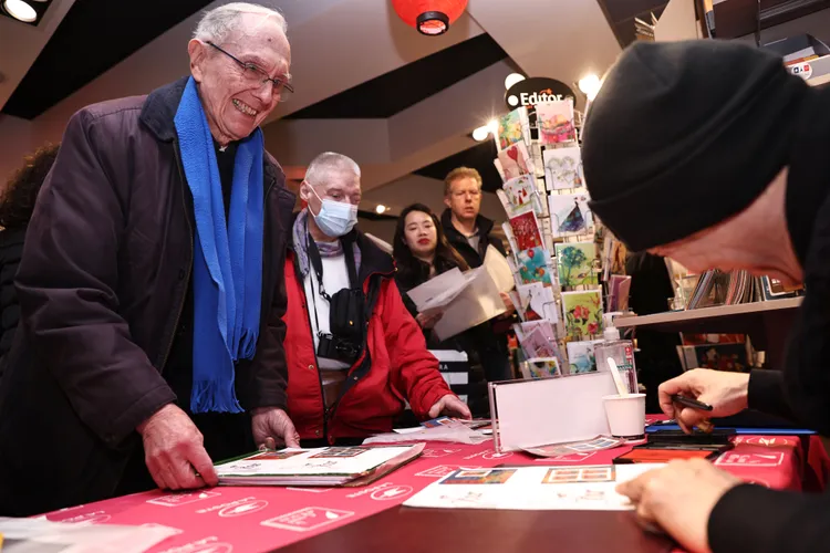 陳江洪為法國集郵迷簽名紀念。法新社