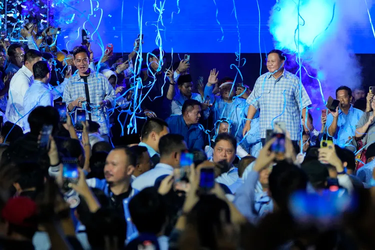 印尼總統大選勝選人普拉伯沃與副手吉伯朗接受民眾歡呼。美聯社