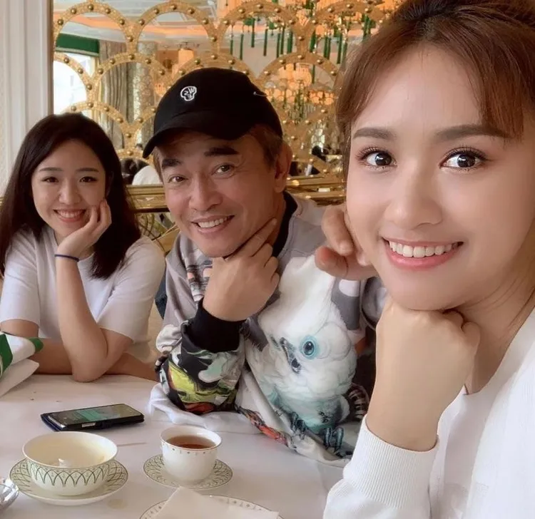 吳宗憲曾秀與大女兒吳姍儒（右）、二女兒吳則含（左）合影。翻攝吳宗憲臉書