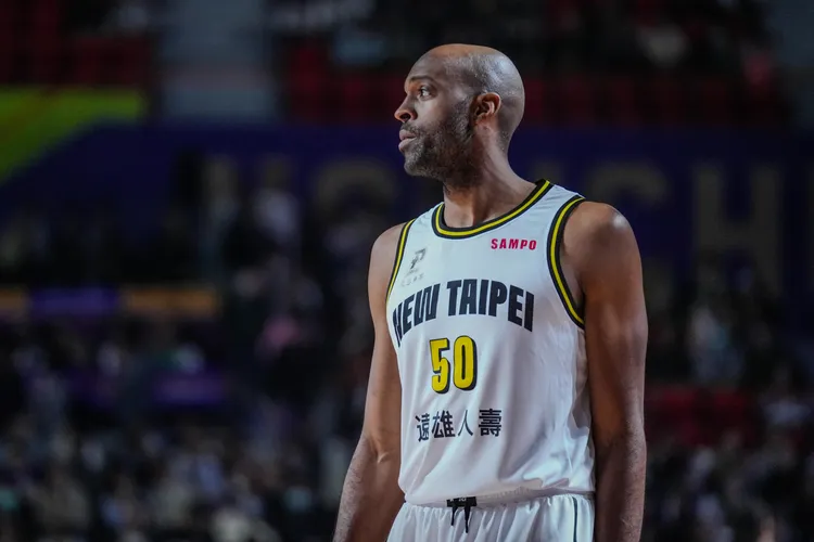 戴維斯(中)。PLG