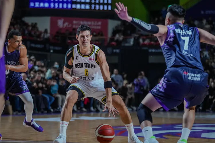 楊敬敏(中)。PLG