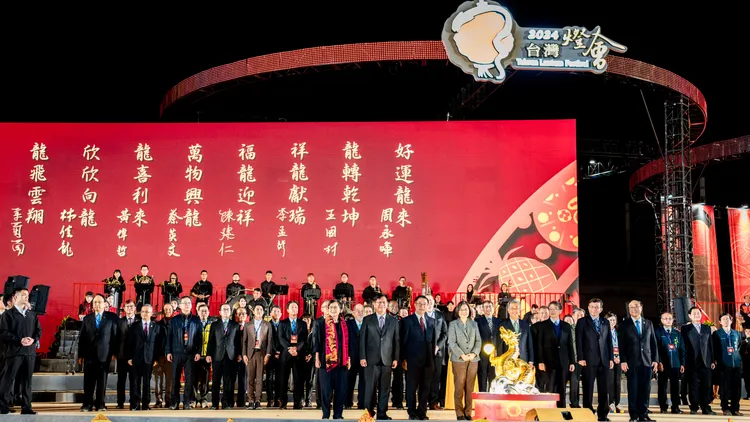 總統蔡英文率政府官員一同點燈。南市府提供