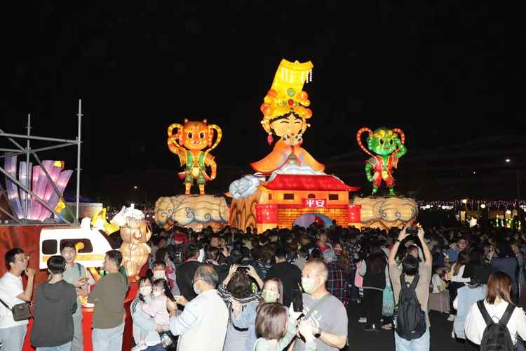 高鐵燈區展出300多件燈藝作品。南市府提供