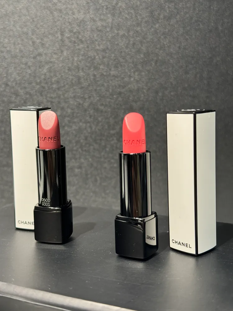 香奈兒超炫耀的絲絨唇膏不眠之夜限定版，各1650元。張家玲攝