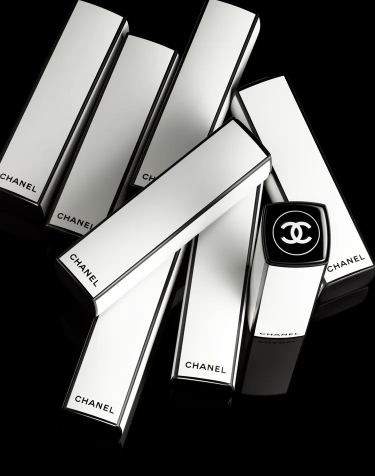 香奈兒超炫耀的絲絨唇膏不眠之夜限定版管身相當有質感。品牌提供